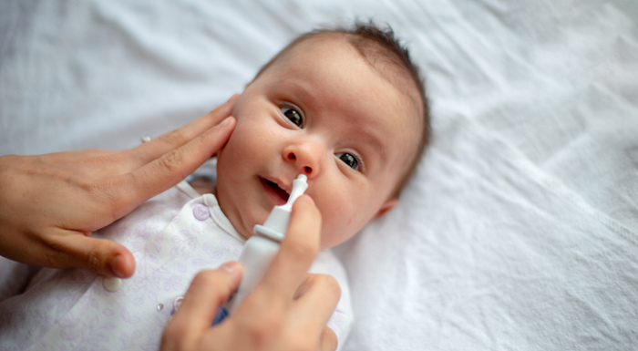 trẻ sơ sinh bị khụt khịt mũi